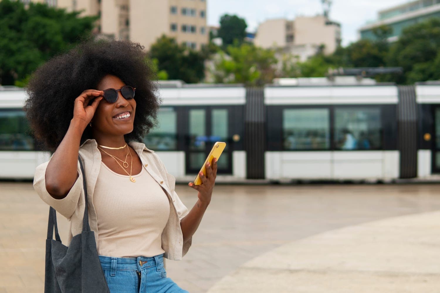 Une passagère profite du trajet, téléphone en main